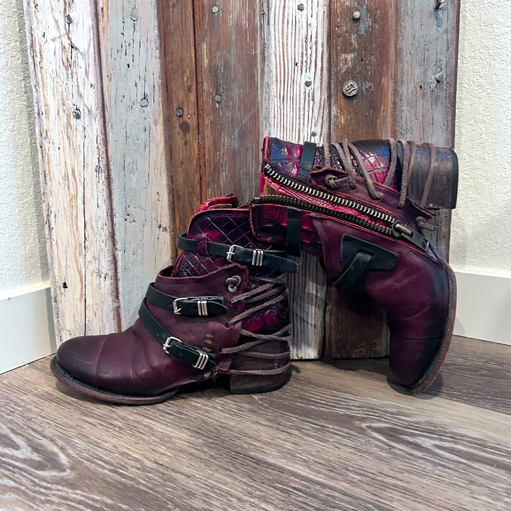 Freebird boots like new